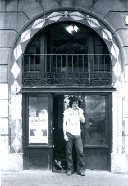 En la puerta de la antigua librería