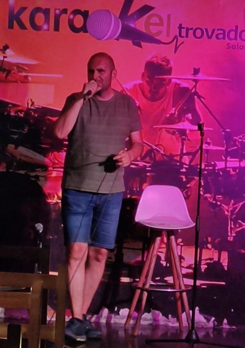 Jonás dándolo todo en el karaoke El Trovador de Salamanca (ampl.jpeg