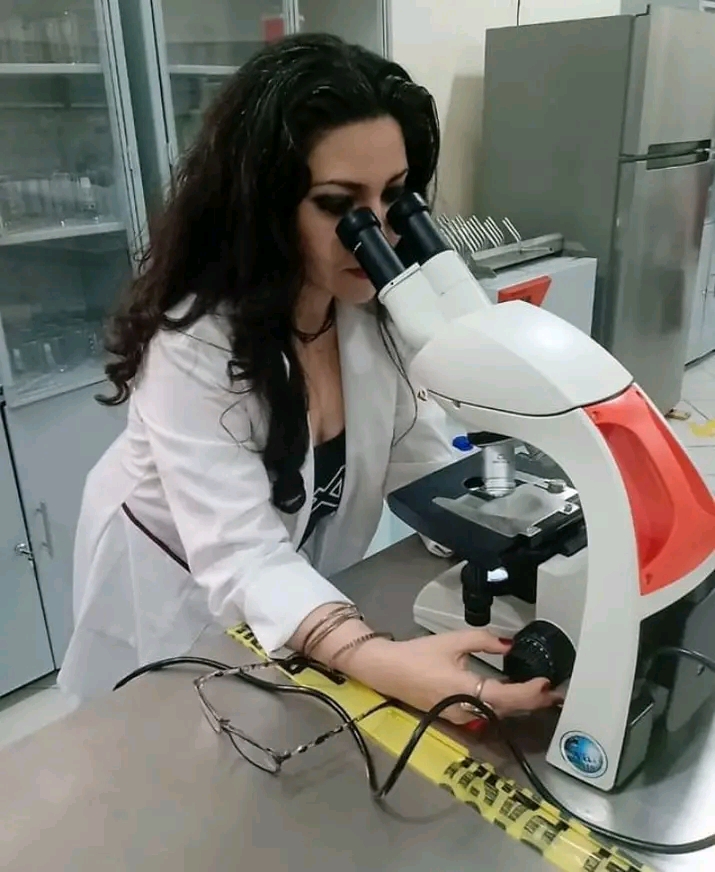 María Villatoro en el laboratorio